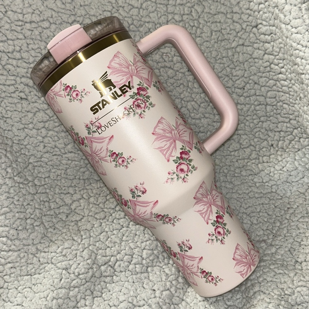 The Stanley x Love Shack Fancy Holiday Quencher 40 oz Rosa Beaux Pink